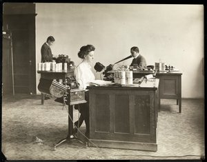 Vista interior, de, um, mulheres, digitando, de, um, ditador, máquina, e, um, ditando, em, outro, em, a, fonógrafo, Edison, co., Oeste, laranja, novo-jersey, 1903, (silver, gelatina, print)